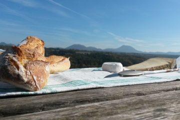 © Picknickbereich - Butte de Saint Pierre le Chastel - OT Combrailles