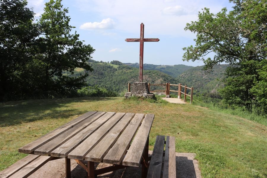 © Picknickbereich - Belvedere des Roten Kreuzes - OT Combrailles