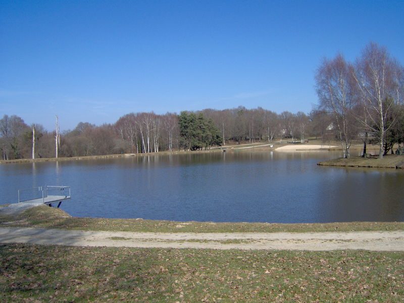 © Picknickbereich - Plan d'Eau de La Bregirolle - Mairie de Saint-Maurice-près-Pionsat